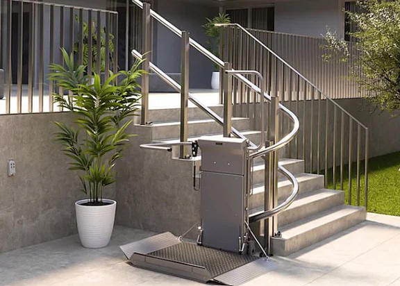 Trapplatformlift langs een buitentrap met bochten